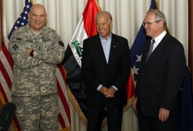 Gener&aacute;l Odierno, viceprezident Biden a americk&yacute; velvyslanec Hill.